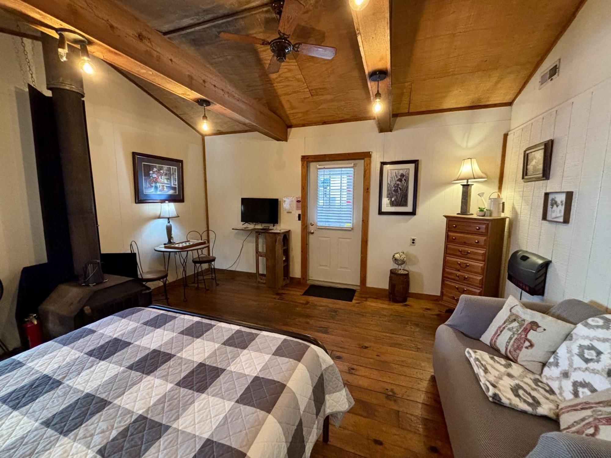 The Iris Garden Downtown Cottages And Suites Nashville Room photo