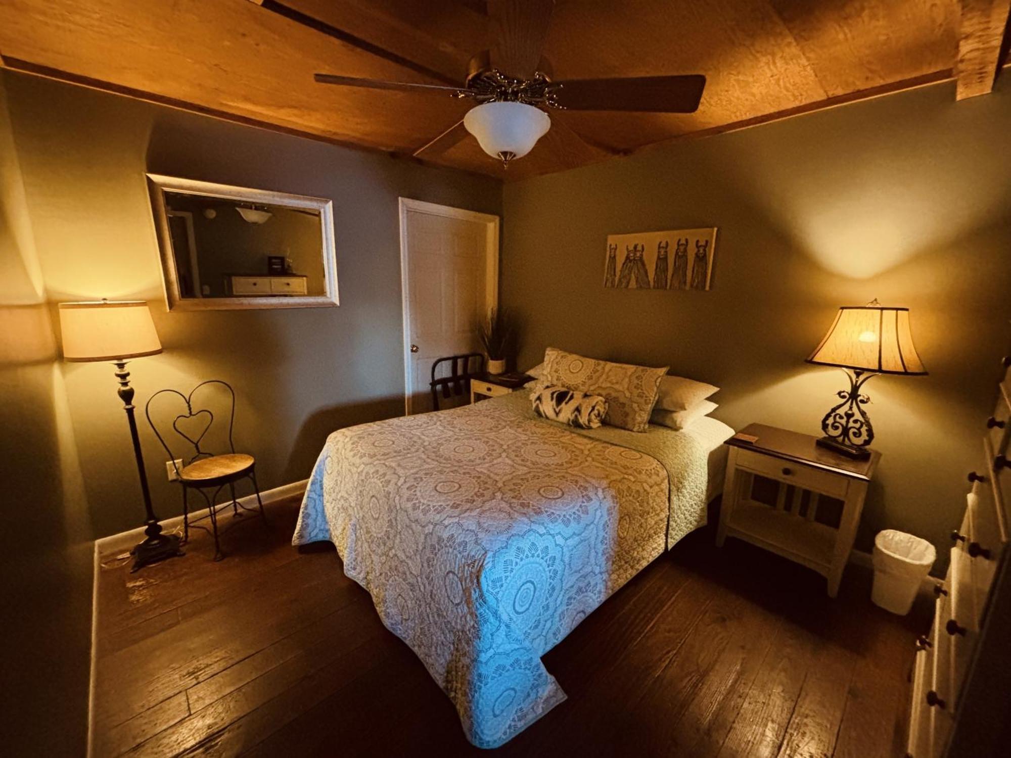 The Iris Garden Downtown Cottages And Suites Nashville Room photo