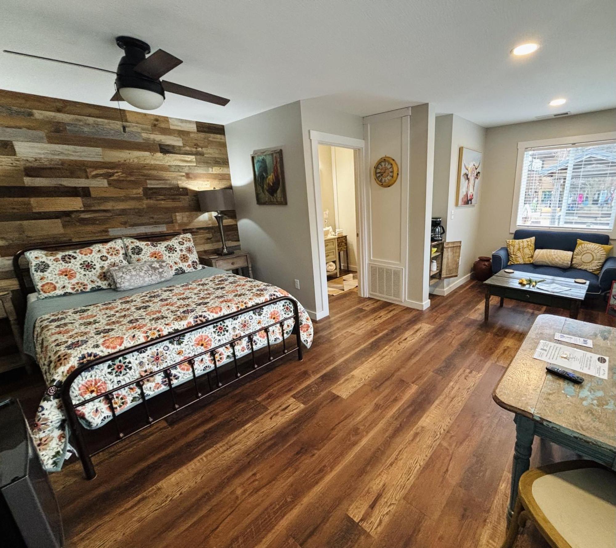The Iris Garden Downtown Cottages And Suites Nashville Room photo